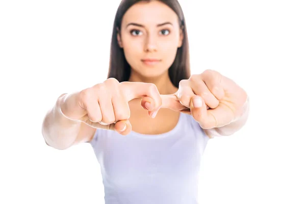Retrato de la mujer sosteniendo los dedos juntos aislados en blanco - foto de stock