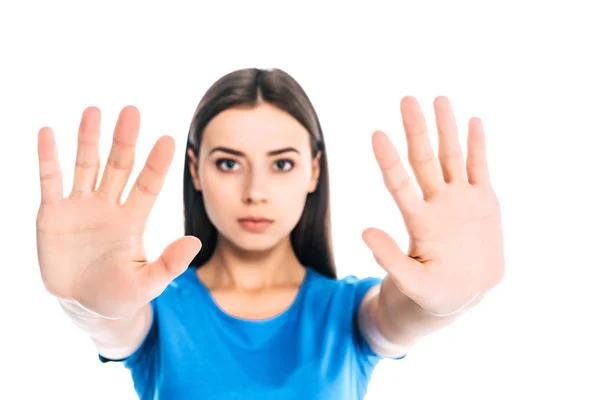 Retrato de mujer seria con las manos extendidas aisladas en blanco - foto de stock