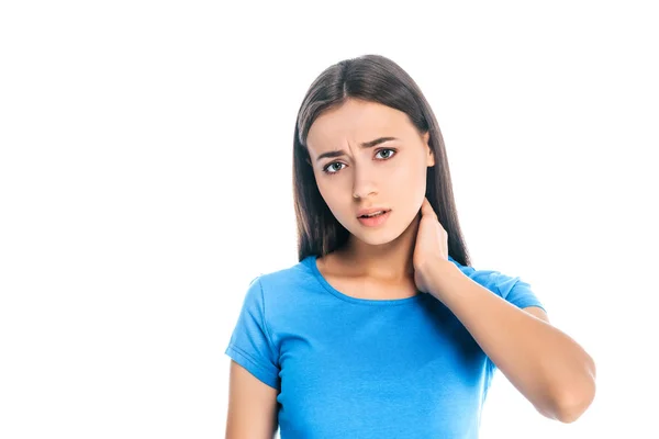 Ritratto di giovane donna che sente dolore al collo isolato su bianco — Foto stock