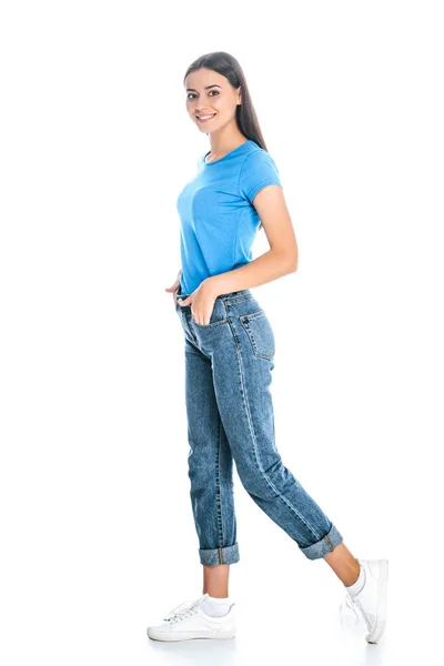 Вид збоку стильної жінки в джинсах ізольовано на білому — стокове фото