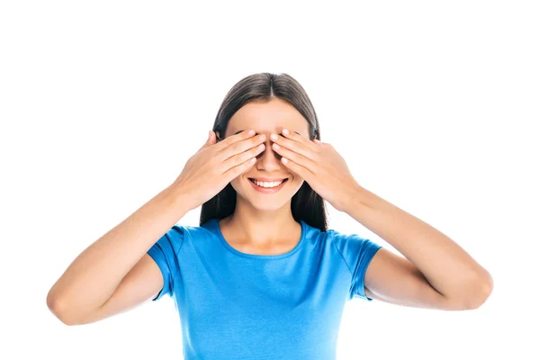 Visão obscurecida da mulher alegre que cobre olhos com mãos isoladas no branco — Fotografia de Stock