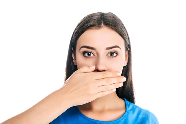 Visão obscurecida da jovem mulher cobrindo a boca com a mão isolada no branco — Fotografia de Stock