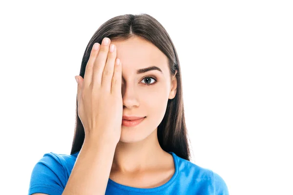 Vista oscurecida de mujer sonriente que cubre el ojo con la mano aislada en blanco - foto de stock