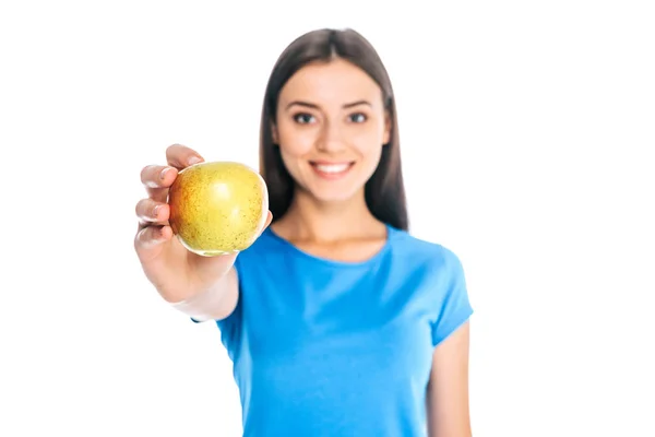 Портрет усміхненої жінки, що тримає свіже яблуко ізольовано на білому — стокове фото