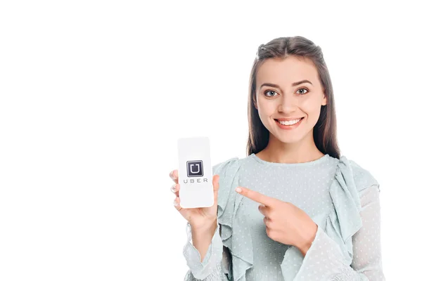Donna sorridente che mostra smartphone con logo uber isolato su bianco — Foto stock