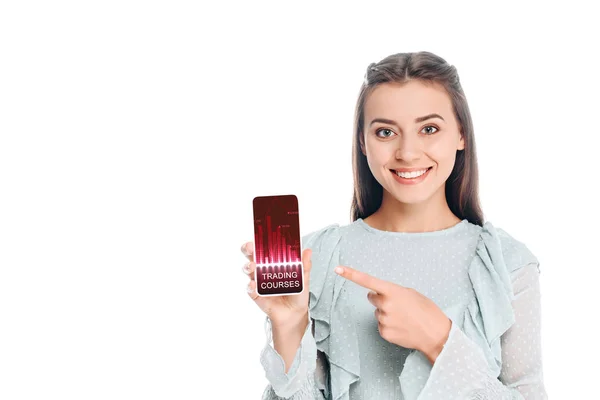 Lächelnde Frau zeigt Smartphone mit Börsenkurs-Schriftzug auf weißem Grund — Stockfoto