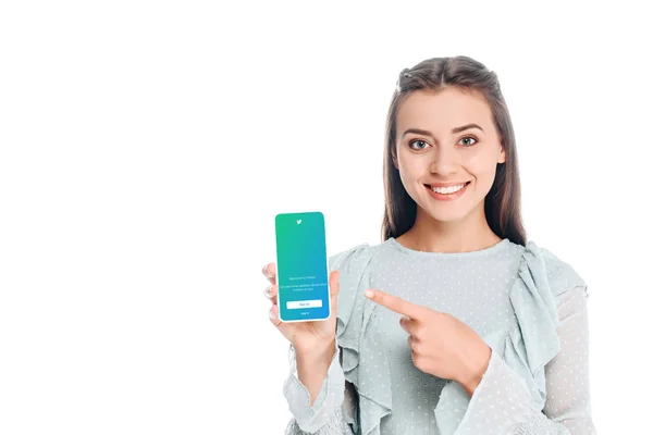 Mujer sonriente mostrando teléfono inteligente con el logotipo de twitter en la pantalla aislada en blanco - foto de stock