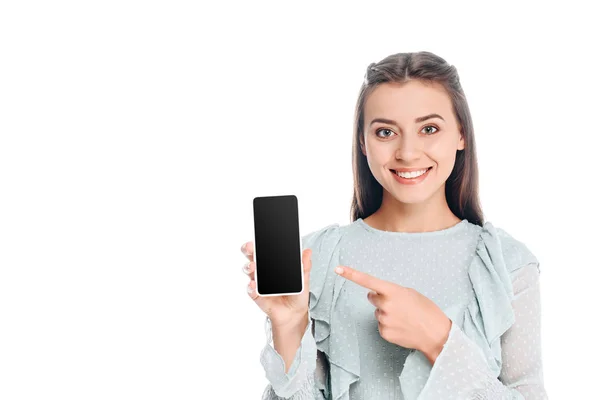 Ritratto di donna sorridente che mostra smartphone con schermo bianco isolato su bianco — Foto stock