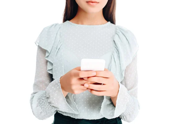 Vista parcial de la mujer usando teléfono inteligente aislado en blanco - foto de stock