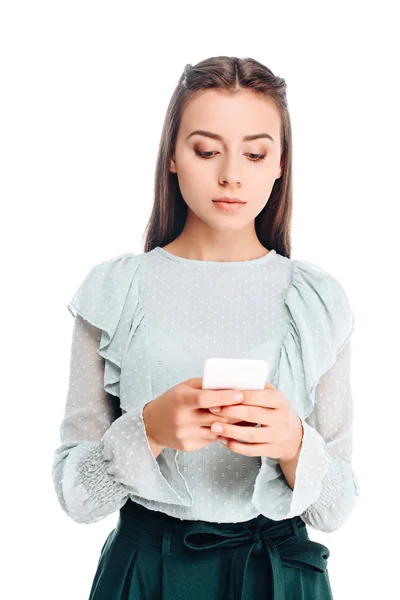 Ritratto di donna elegante utilizzando smartphone isolato su bianco — Foto stock