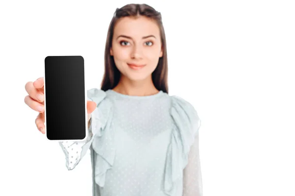 Портрет усміхненої жінки, що показує смартфон з порожнім екраном ізольовано на білому — стокове фото