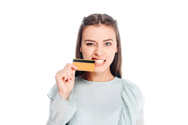 Porträt einer Frau, die Kreditkarte isoliert auf Weiß beißt — Stockfoto