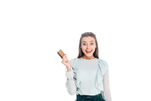 Retrato de mujer feliz con tarjeta de crédito aislada en blanco - foto de stock
