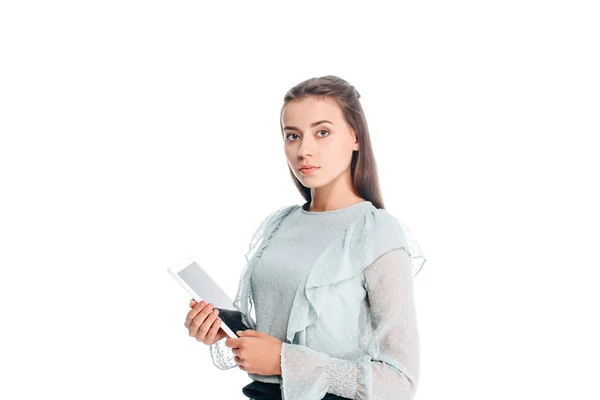 Ritratto di giovane donna con tablet che guarda la macchina fotografica isolata su bianco — Foto stock