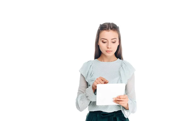 Portrait de jeune femme utilisant une tablette isolée sur blanc — Photo de stock