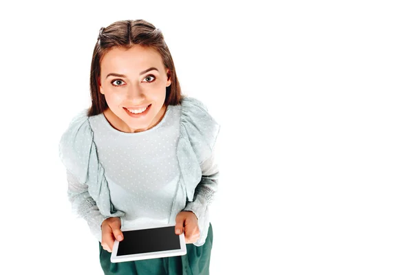 Vista de ángulo alto de la mujer sonriente con la tableta con pantalla en blanco aislado en blanco - foto de stock