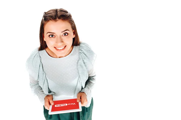 Visão de alto ângulo da mulher sorridente com tablet com logotipo do youtube na tela isolada no branco — Fotografia de Stock