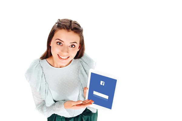 Висока кут зору веселий жінка з табличка з facebook логотип на екрані ізольовані на білому — стокове фото