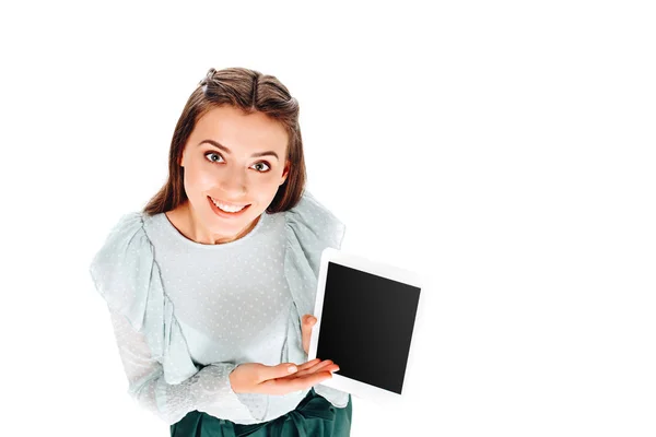 Hochwinkel-Ansicht einer lächelnden Frau, die auf Tablet mit leerem Bildschirm zeigt, isoliert auf Weiß — Stockfoto