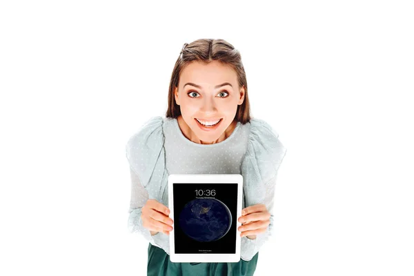 Vista de ángulo alto de la mujer alegre con la tableta en la pantalla aislada en blanco - foto de stock