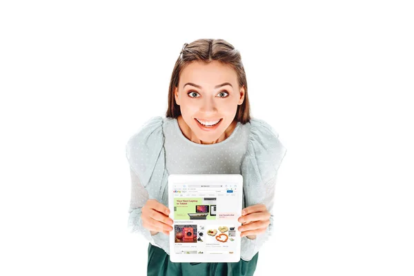 Visão de alto ângulo da mulher sorridente com tablet com logotipo do ebay na tela isolada no branco — Fotografia de Stock