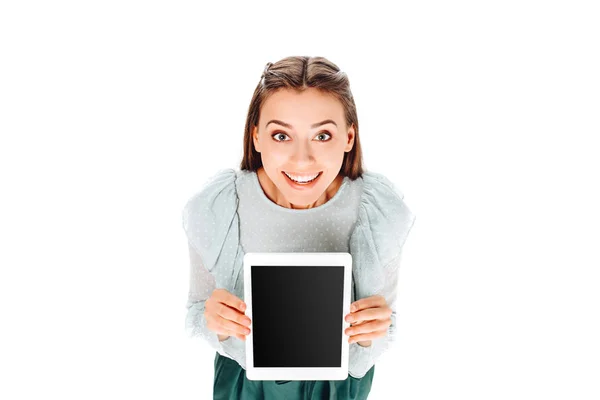 Vista de ángulo alto de la mujer sonriente con la tableta con pantalla en blanco aislado en blanco - foto de stock