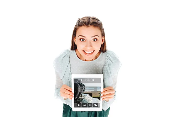 Vista de ángulo alto de la joven sonriente con tableta con letras entradas aisladas en blanco - foto de stock