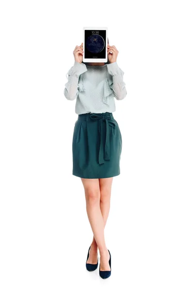 Vista offuscata della donna con compressa isolata su bianco — Foto stock