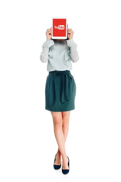 Vista oscurata della donna con tablet con logo youtube sullo schermo isolato su bianco — Foto stock