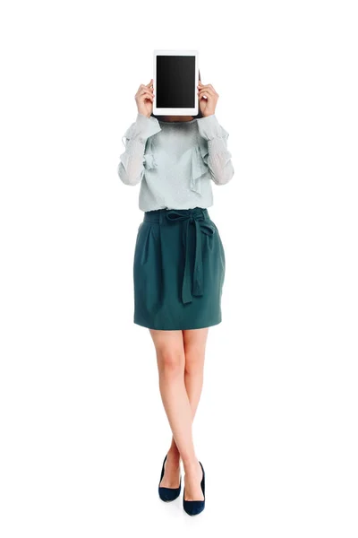 Затемнений вид жінки з планшетом з порожнім екраном ізольовано на білому — стокове фото