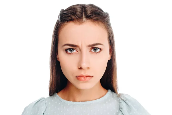Портрет засмученої жінки, яка дивиться на камеру ізольовано на білому — стокове фото