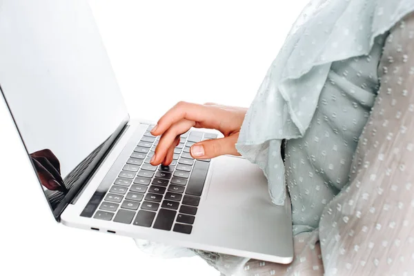 Tiro cortado de mulher usando laptop isolado no branco — Fotografia de Stock