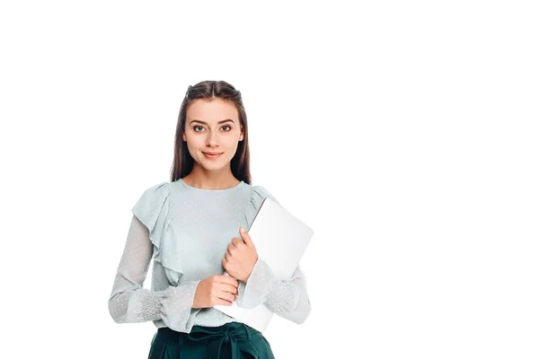 Porträt einer jungen lächelnden Frau mit Laptop auf weißem Hintergrund — Stockfoto