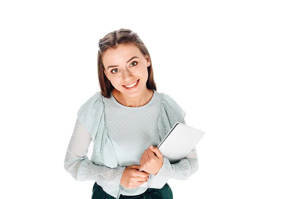 Vue grand angle de jeune femme souriante avec ordinateur portable isolé sur blanc — Photo de stock