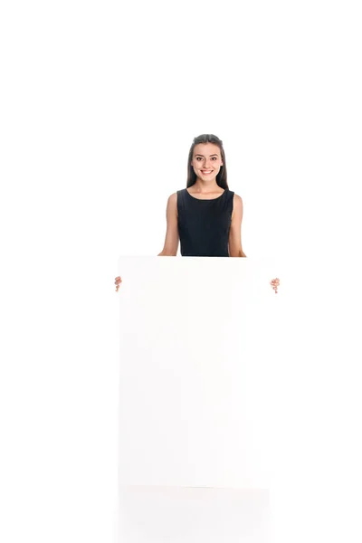 Усміхнена молода жінка з порожнім банером ізольована на білому — стокове фото