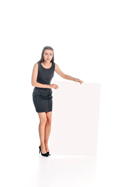 Mujer emocional en vestido negro con pancarta en blanco aislado en blanco - foto de stock