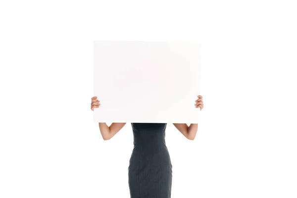 Скрытый вид женщины, держащей пустой баннер изолированный на белом — стоковое фото