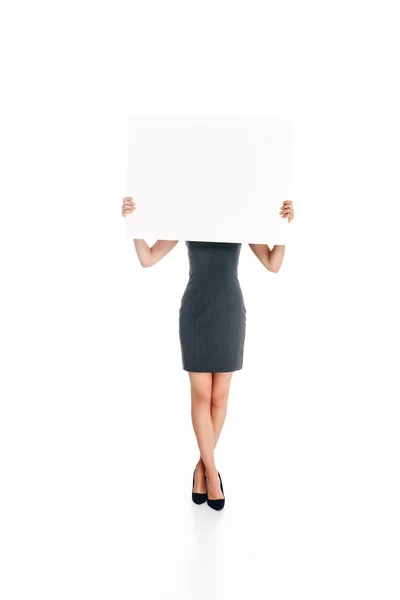 Visión oscura de la mujer sosteniendo banner en blanco aislado en blanco - foto de stock