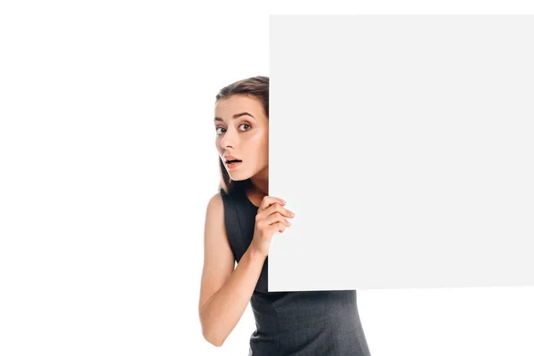 Retrato de chocado jovem mulher com banner em branco isolado no branco — Fotografia de Stock