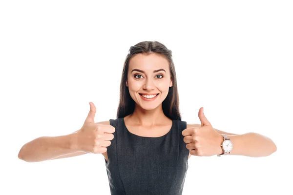 Portrait de femme souriante en robe noire élégante montrant pouces vers le haut isolé sur blanc — Photo de stock