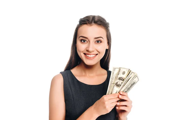 Portrait de femme souriante en robe noire tenant des billets en dollars isolés sur blanc — Photo de stock