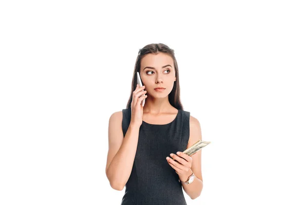 Retrato de mujer de negocios con billetes de dólar hablando en smartphone aislado en blanco - foto de stock