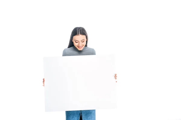 Mujer joven con estilo sosteniendo banner en blanco aislado en blanco - foto de stock