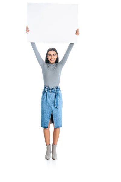 Elegante giovane donna con banner vuoto isolato su bianco — Foto stock