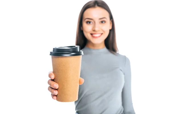 Lächelnde attraktive Frau zeigt Kaffee zum Isolationismus auf Weiß — Stockfoto
