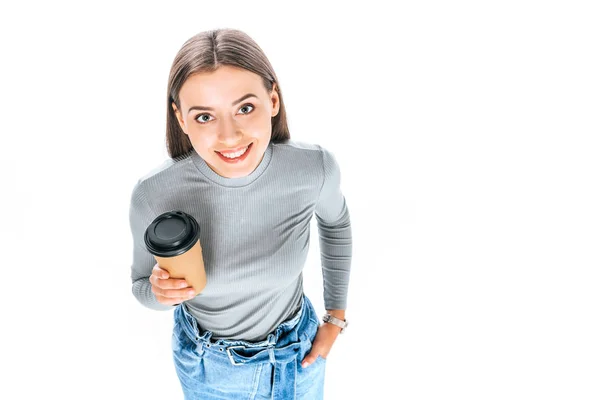 Vista ad alto angolo di donna attraente sorridente con caffè per andare isolato su bianco — Foto stock