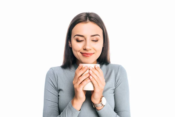 Ritratto di bella giovane donna che tiene una tazza di caffè isolata su bianco — Foto stock