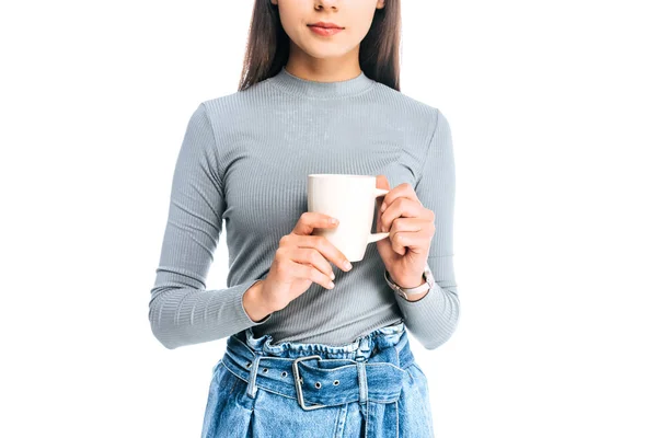 Обрізаний знімок жінки, що тримає чашку кави ізольовано на білому — стокове фото