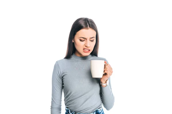 Портрет емоційної молодої жінки з чашкою кави ізольовано на білому — стокове фото