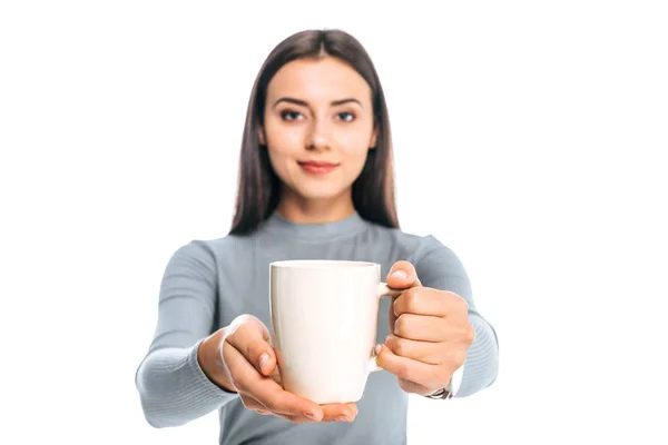 Portrait de jeune femme avec tasse de café isolé sur blanc — Photo de stock